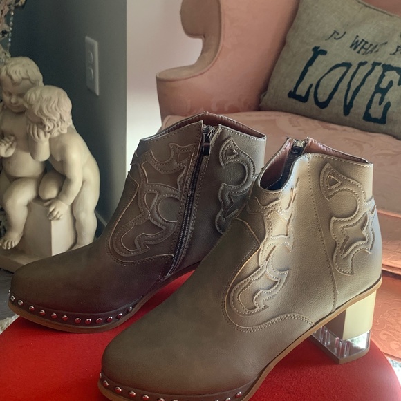 Ankle boots - Picture 1 of 3